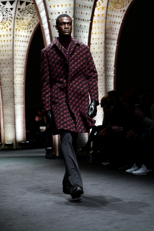 Look from Versace's autumn/winter 2017 presentation (Photo by Calvin Wang)